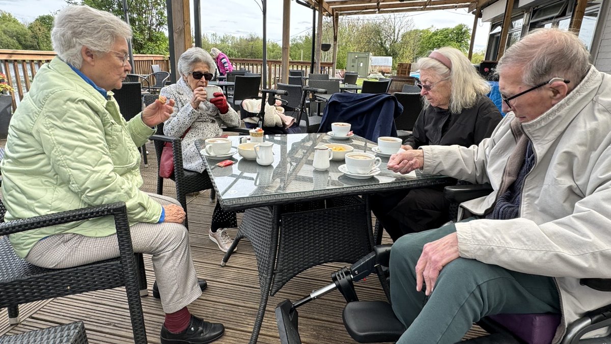 #HighWycombe residents socialised in their local lakeside cafe, enjoying some scenic views and good company 🫂☕