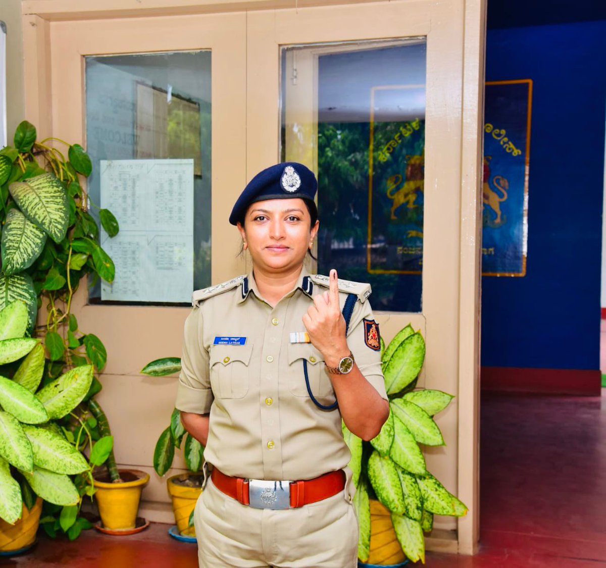 ಲೋಕಸಭಾ ಚುನಾವಣೆ ಸಂಬಂಧ ಈ ದಿನ ಜಿಲ್ಲಾ ಪೊಲೀಸ್ ವರಿಷ್ಠಾಧಿಕಾರಿಗಳಾದ ಸೀಮಾ ಲಾಟ್ಕರ್ ಐಪಿಎಸ್ ರವರು ಮತದಾನ ಮಾಡಿ ನಾಡಿನ ಸಮಸ್ತ ನಾಗರೀಕರು ಮತದಾನ ನೀಡುವಂತೆ ಕರೆ ನೀಡಿದರು. <a href="/Rangepol_SR/">IGP SR Mysuru</a>  #LokSabhaElections2024