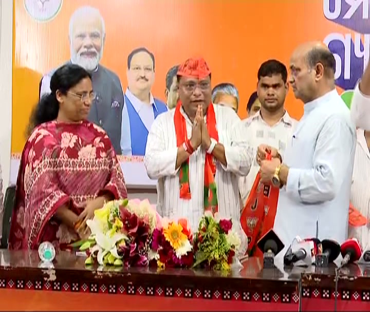 Soro MLA Parshuram Dhada joins BJP at a function held at party headquarters in #Bhubaneswar; he had earlier quit BJD after being denied a ticket for #OdishaElections2024 

#Odisha