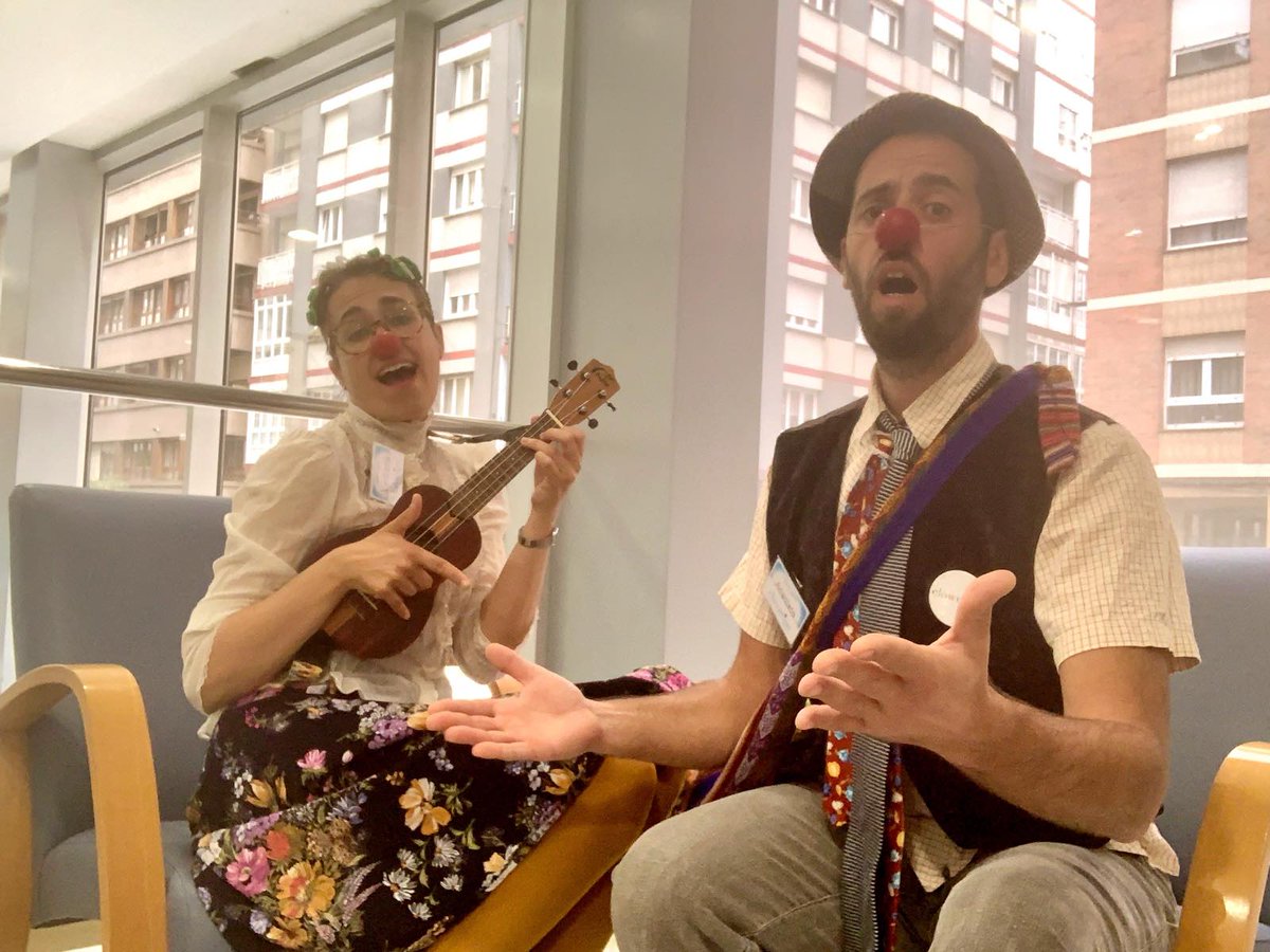 '...canta y no llores, porque cantando se alegran, cielito lindo...los corazones' Anacleto y Verbena ayer jueves en el Hospital Cruz Roja de Gijón. #clowntigopayasosdehospital