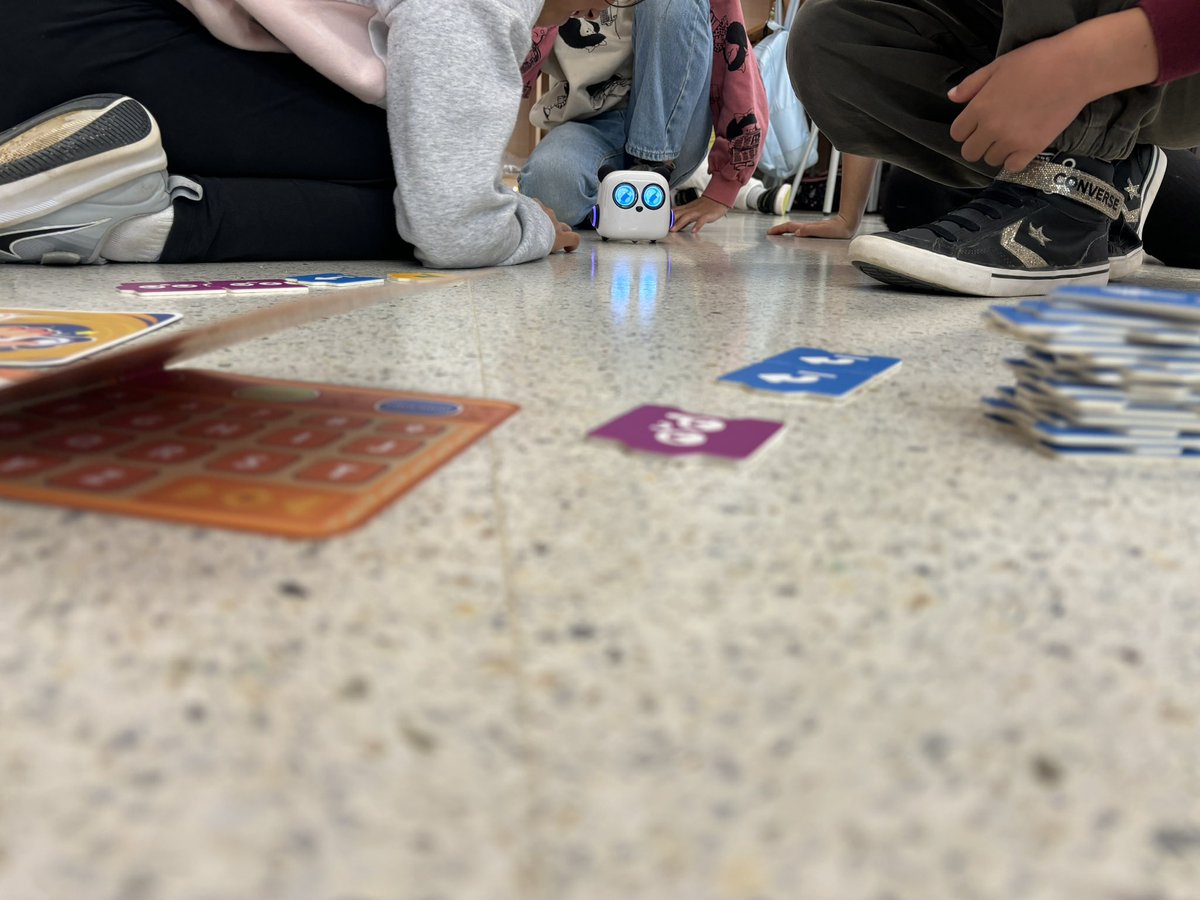 mireia_badell's tweet photo. Ahir gaudint d’una tarda envoltada de petits experts digitals a l’@MontserratSJust #mtiny #codeyrocky #beebots #TTS #makeblock https://t.co/joWz6ReS29