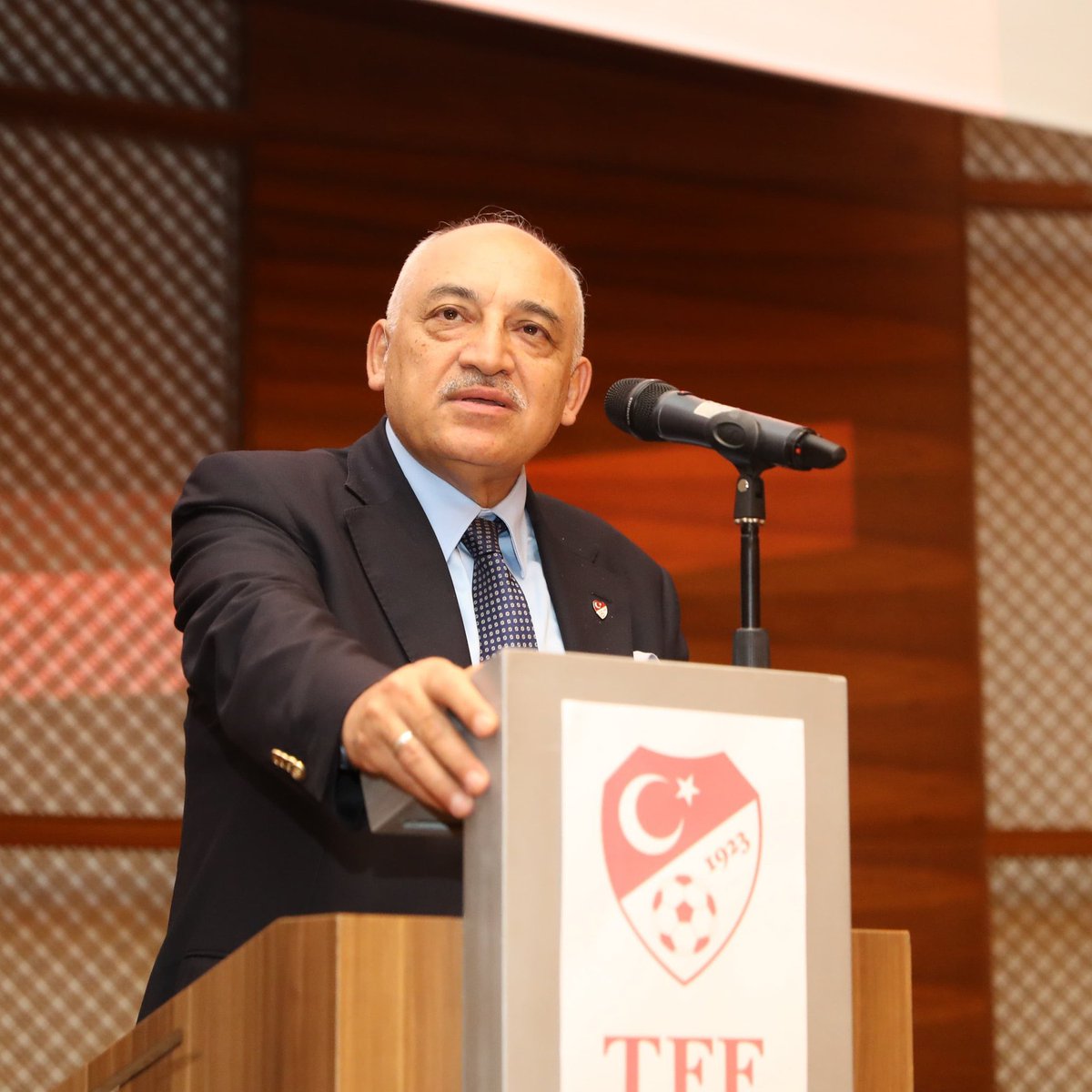 TFF Başkanı Mehmet Büyükekşi: 'Geçen sezon başında kulüplerin isteği ile bir gelir kalemi yaratıp Süper Kupa’yı yurt dışında oynatma kararı aldık. Kulüpler istedi bunu. Suudiler’le anlaştık, 1.6 milyon dolar Galatasaray’a, 1.6 milyon dolar Fenerbahçe’ye avans aldık. Sonra ne mi…