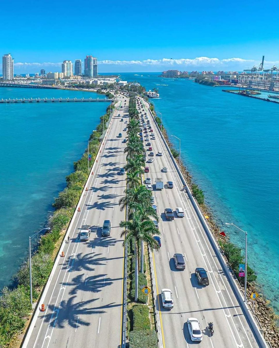 Miami Beach 🌴🌞⛱️🌊

📸 @remotepilotmike 

#conexaoamerica 
#miamibeach #southbeach #florida #miami #miamilife #brickell #wynwood #doral #sobe #miaminights #southflorida #igersmiami #miamidade #miaminightlife #livmiami #mia #coralgables #miamievents #storymiami #miamipromoter