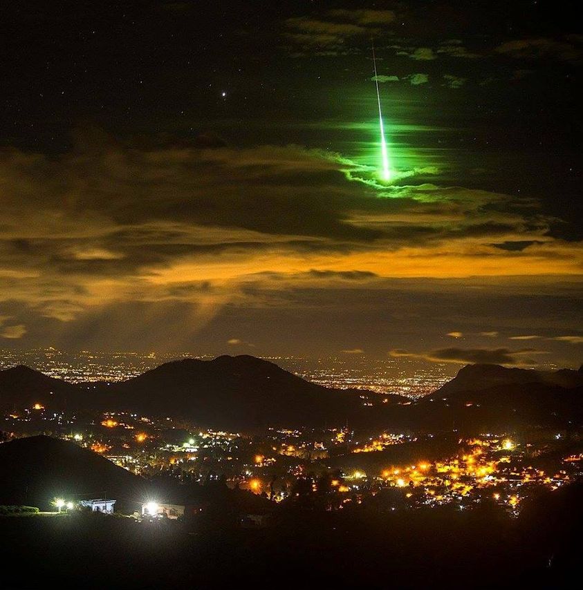 Extraordinaire cliché d'un météore pris en 2015 dans le sud de l'Inde, aux environs de Mettupalayam ! Crédits : Prasenjeet Yadav #astronomie #météorite #EtoileFilante #Photographie