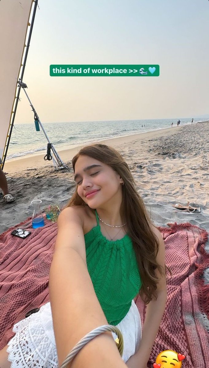 hits different when you’re having fun at work 🩵 #crizataa