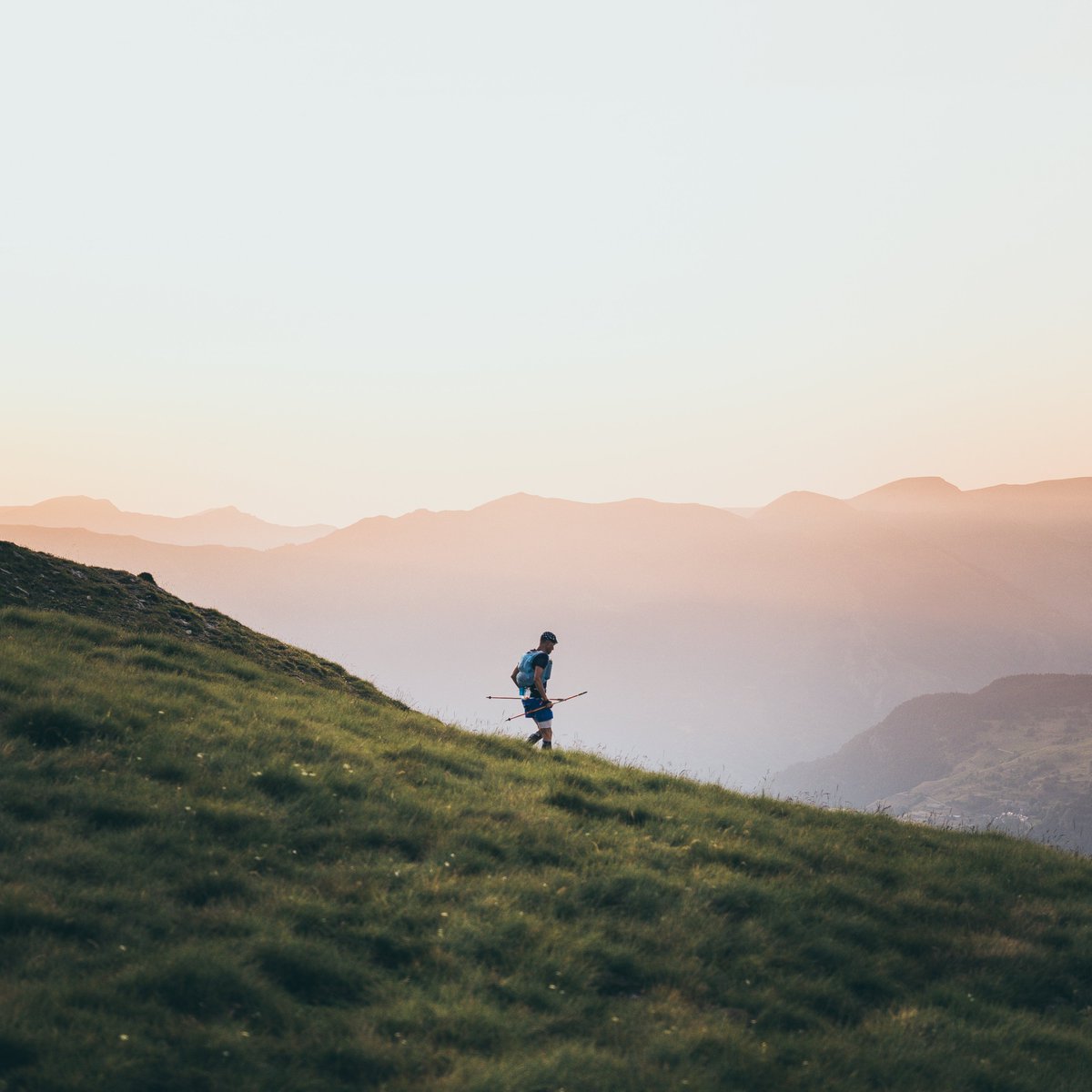 🌄 ¿Te imaginas disfrutar de un amanecer a más de 2.000 metros de altitud? En HOKA Val d’Aran by UTMB®… ¡es posible! 🤩