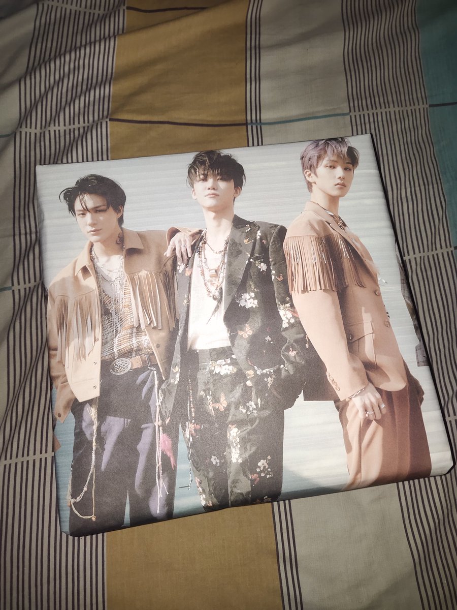 packing tergemas yang pernah aku bikin😭 posternya kebetulan udah ada sebagian yg lecet jadi aku pakein buat bungkus paketan, semoga buyernya happy kedatangan 7 anak ganteng💚