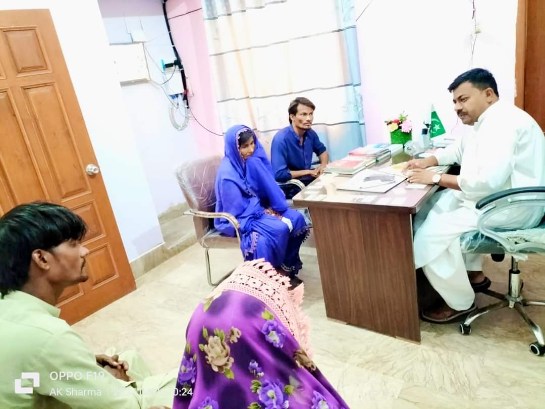 TandoAllahyar Khemi Kolhi, a married Hindu woman who converted after being abducted a few days ago, who is the mother of three children and seven months pregnant, today reached the head office of her family @PItehad and met @FaqirShiva whom Jamshed abducted and converted
