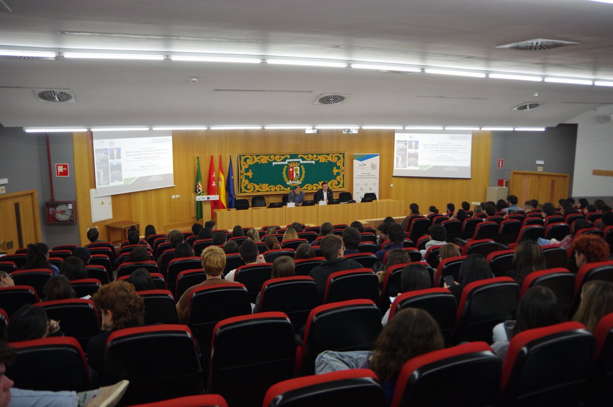 🚀 Hace unos minutos ha dado comienzo la Conferencia Magistral “Oportunidades y Desafíos del Estado y la Administración Pública en Iberoamérica” del Dr. @ramoslarraburu , Secretario General del @CLAD_Org, con la presentación de @jicriado en el Aula Magna (G-III) @derecho_uam