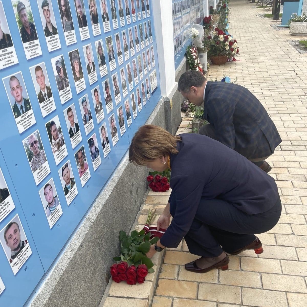 Ministers @Braze_Baiba 🇱🇻 & @DmytroKuleba 🇺🇦 at the Wall of Remembrance in Kyiv honour those fallen in Russia's war of aggression. This is the Latvian Minister's first bilateral visit abroad signifying that support to Ukraine is a high priority in Latvia's foreign policy.