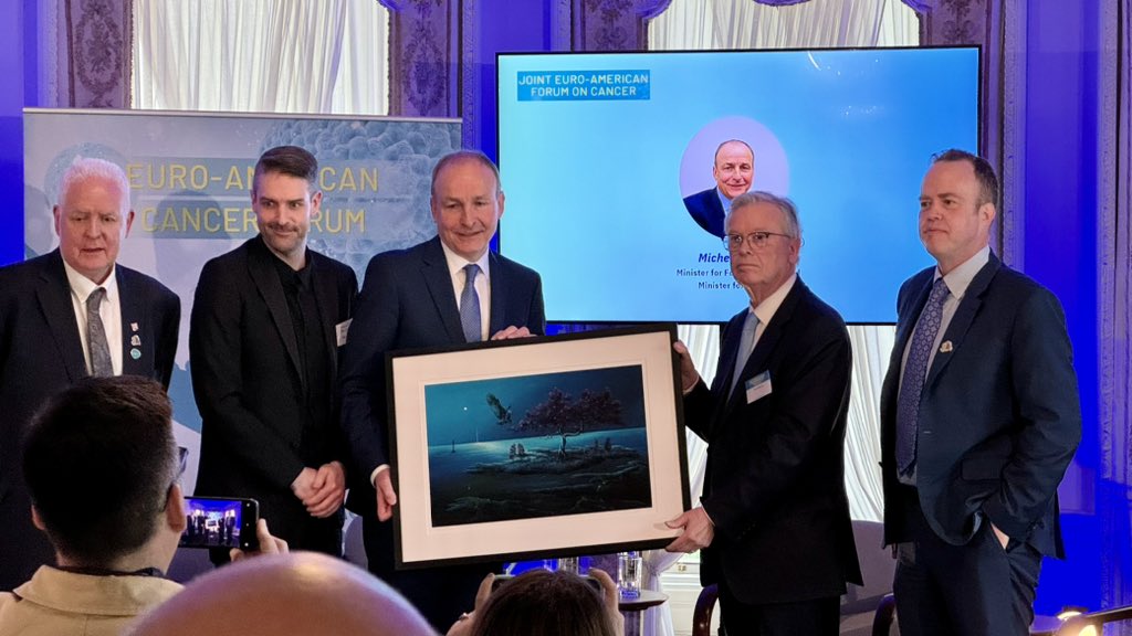 Receiving a special recognition award An Tánaiste @MichealMartinTD gets a a standing ovation for his leadership on bringing in the worlds first national #smoking ban in public spaces An seismic achievement at the time and undoubtedly saved 1000’s of lives 👏👏👏