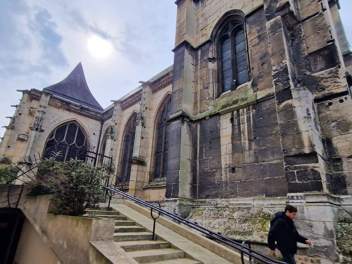 À #Rouen, l'église Saint-Patrice doit fermer en urgence ce vendredi. Un problème au niveau des voûtes a été constaté, 'un risque d'effondrement ne peut être écarté'.