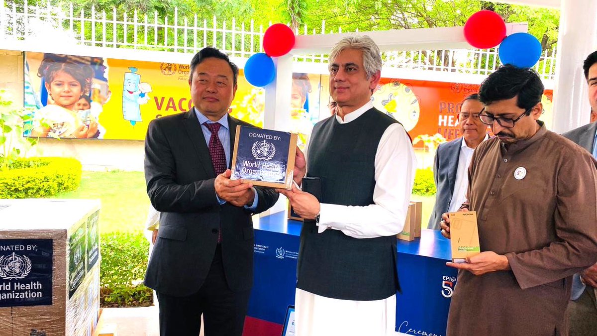 Dr Luo Dapeng, WR Pakistan, handed over 5800 mobile devices to @FederalDirectorateofImmunization @nhsrc forreal time reporting in the national electronic immunization registry. These devices will be used by vaccinators to register & record the data via robust mobile application.