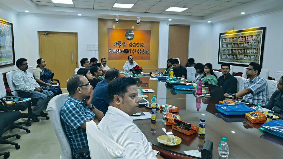 Odisha Cadre IAS Officer Trainees were oriented on #DisasterManagement by  ACS & MD, OSDMA @satyabrata1967 on 25th April.