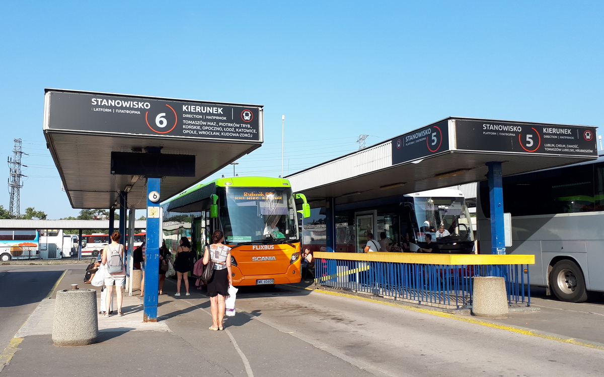 Świetny dworzec autobusowy ma Wilno, Praga ma Florenc, Berlin, Wiedeń - ZOB Warszawa ma zaś obleśny plac WARSZAWA ZACHODNIA @Polonus_pl z dziurawymi wiatami i dworcem zatopionym gdzieś w latach 90-tych. @cpt_speaking ma rację, że to wstyd dla miasta. transport-publiczny.pl/wiadomosci/lem…