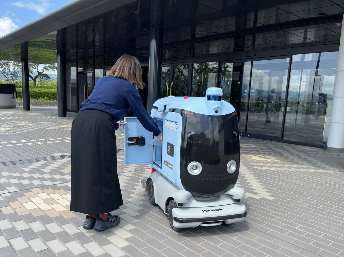 PanasonicBrand's tweet image. パナソニックの自動搬送 #ロボット「ハコボ」が、佐賀県で自動走行を開始✨

4月28日から SAGAサンライズパーク周辺で、物流分野の人手不足解決に向けて、書類など荷物の配送をサポート！
遠隔監視システムにより見守られ、緊急時にはオペレーターが操作することもできます👀

#モビリティ