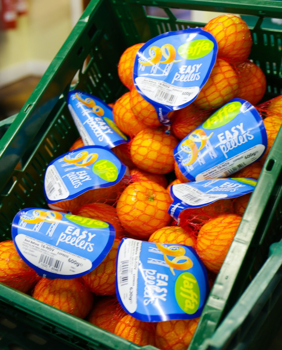 It's Fri-yay!! Celebrate with an easy peeler! You can 🍊 juggle with them, 🍊 try peeling them using only one hand 🍊 set a record for the longest length of peel in one piece 🍊 balance one on your head 🍊 or eat one while you do any one of these things! #jaffafruit