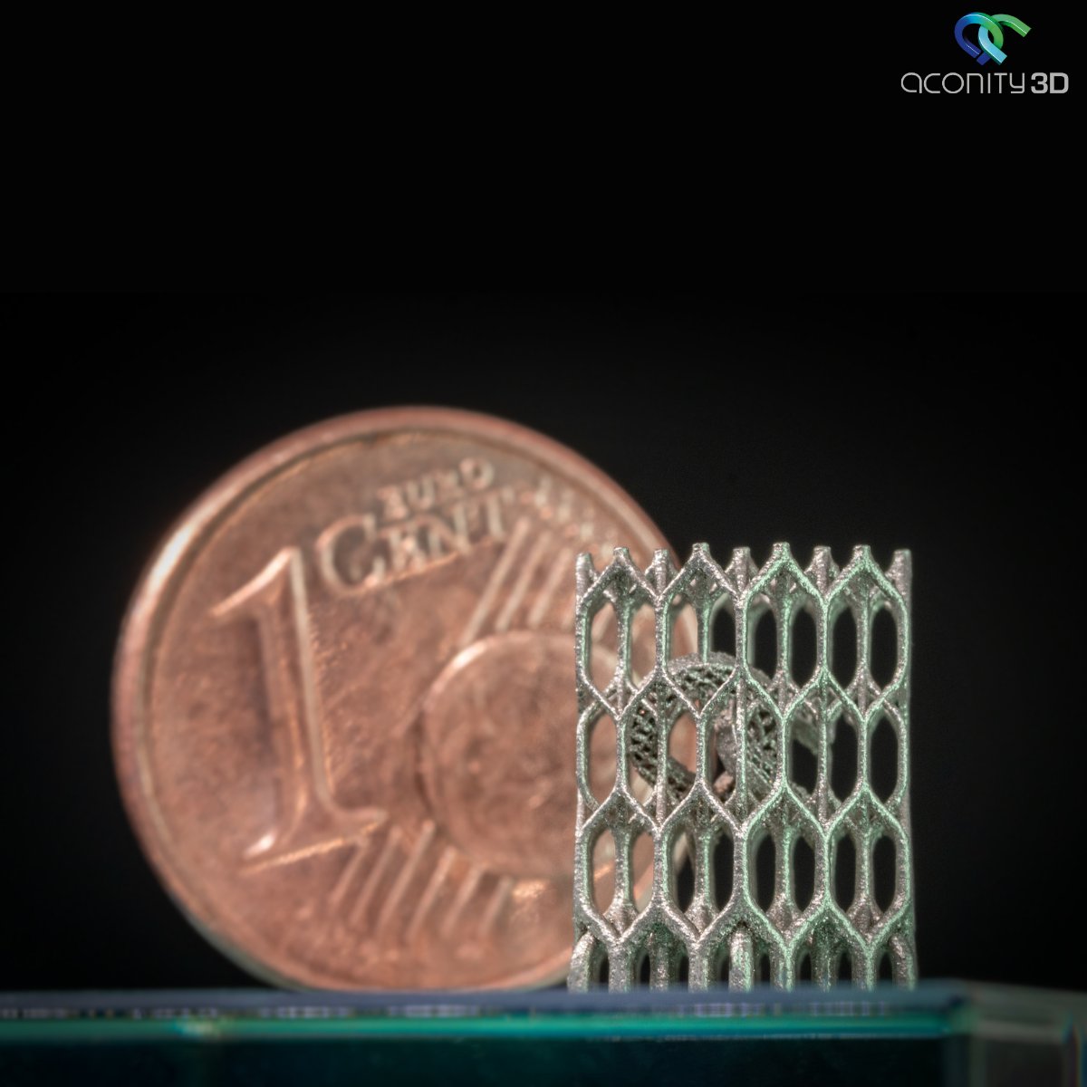 Do you remember our 1 cent coin for scale? Here it is again! 
And does the Lattice Demopart look familiar to you? 🤔 

Part: Lattice Demopart
Material: 316L
Machine: Aconity𝙈𝙄𝘾𝙍𝙊

#3DPrinting #LPBF #AdditiveManufacturing #lattice #AC3D #Aachen #coinforscale #partoftheweek