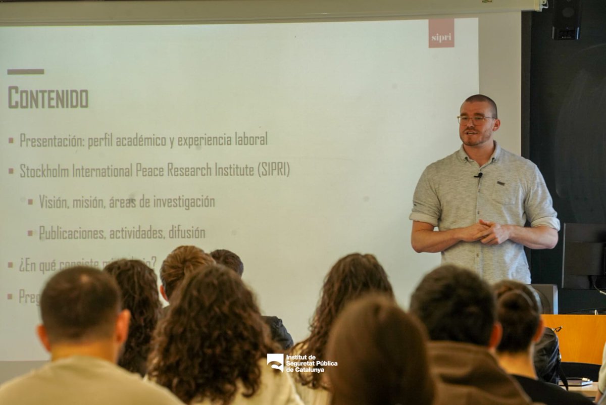 <a href="/FiguerasAnna/">anna figueras 🎗</a> Ara sí! Comença la jornada amb el nostre #alumni, Jules Player, graduat en <a href="/GrauSeguretat/">Grau en Seguretat</a>! Ens fa una xerrada sobre el seu procés de recerca a <a href="/SIPRIorg/">SIPRI</a> en l'àmbit de la Seguretat Internacional. “Treballem temes com els conflictes, seguretat i pau”.
ℹ️ sipri.org