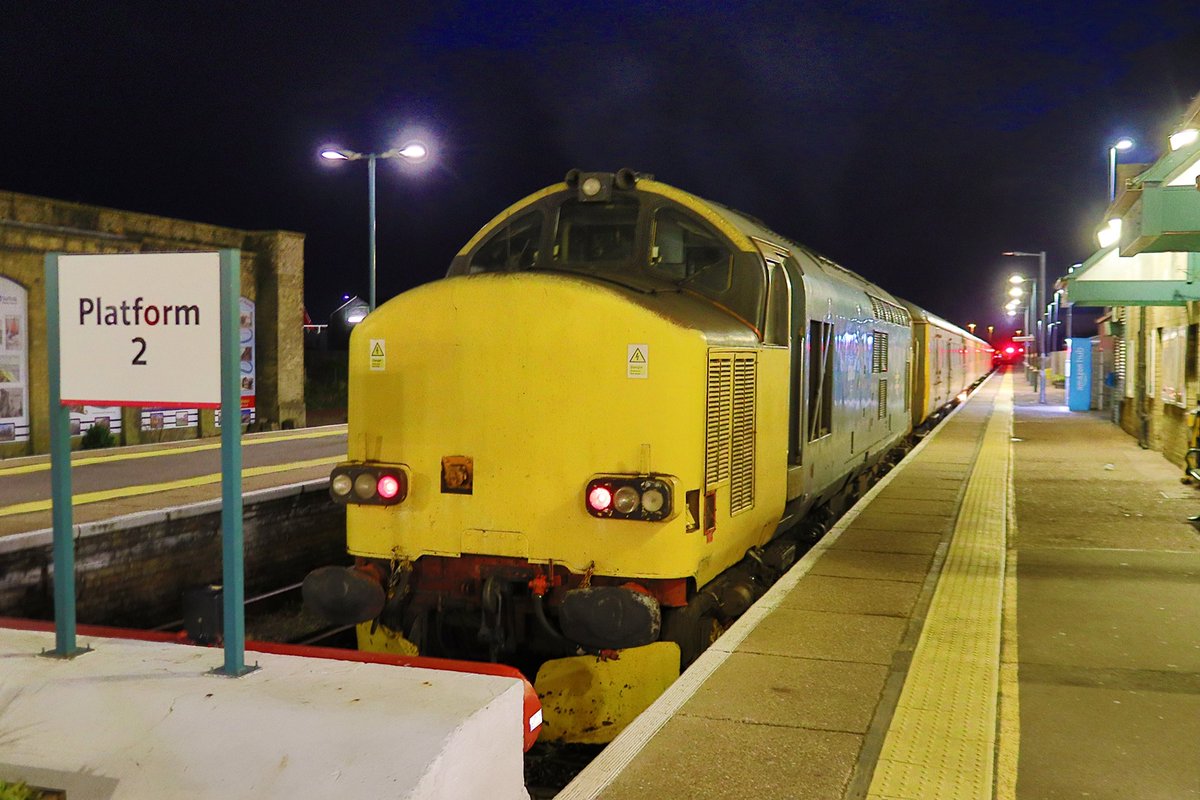 @ColasRailUK #HNRail 37607 & 37610 pauses at Lowestoft with 1Q98 1422 Cambridge Reception Sdgs to Cambridge Reception Sdgs PLPR4 test train. 25/04/24 #freightfriday