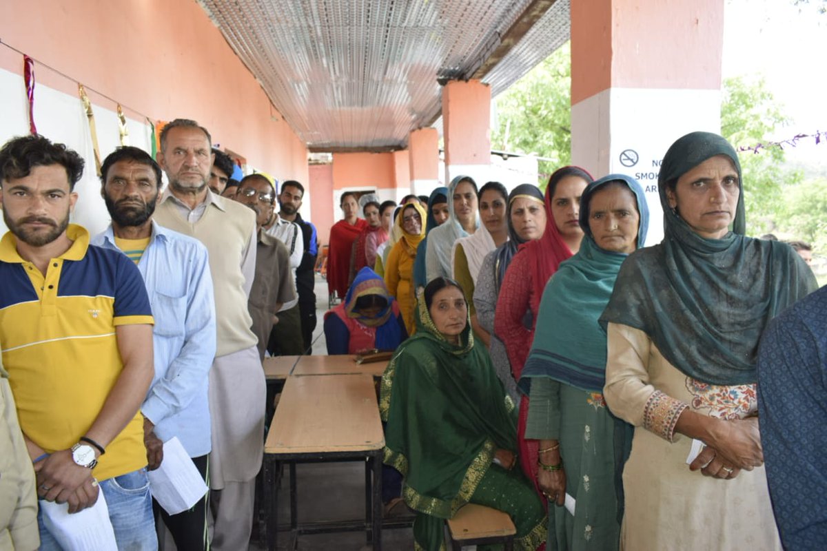 Long queues of voters, at polling station set up in Govt. High Sec. School Salal casting their vote in the second phase of #GeneralElections2024. @ECISVEEP @diprjk @ceo_UTJK @vishesh_jk