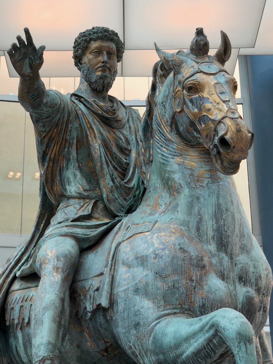 @museiincomune Desde el año 1981 la estatua original de Marco Aurelio ecuestre se encuentra en el interior de los Museos Capitolinos para conservarla en un ambiente controlado. En la plaza del Campidoglio fue colocada una réplica de la misma.