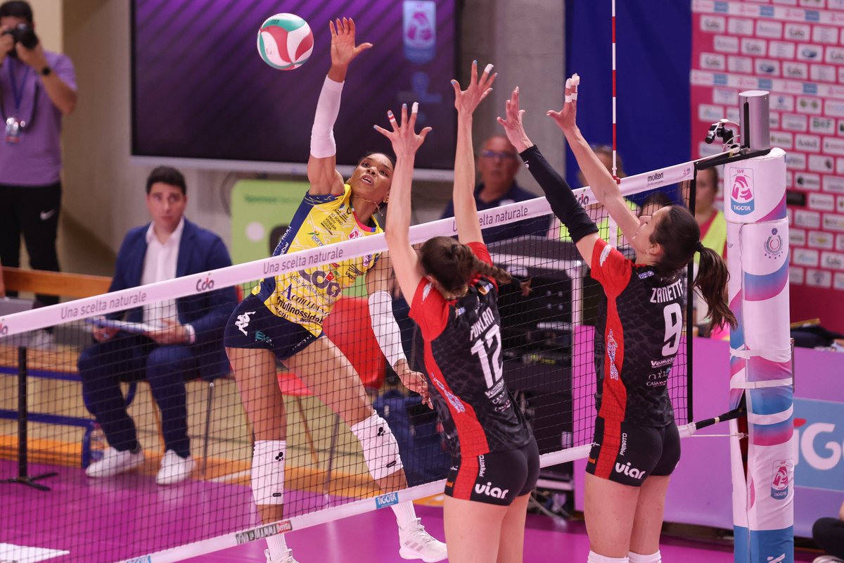 🏐🏆🇮🇹#Playoff #SerieA2 @tigota_official Il cielo di Latisana si tinge di rosa: la Cda #Volley #Talmassons FVG vola in Serie A1! 🎙️Fabris: 'Un successo sorprendente ma ampiamente meritato' Le rosa di coach #Barbieri superano Busto Arsizio per 3-0 anche in Gara 2 e vincono la…