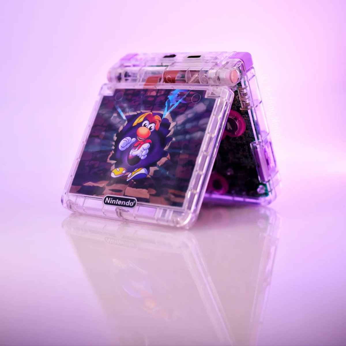 moddingmarius's tweet image. Game Boy Advance SP x Rayman

Une GBA SP avec un insert &amp;amp; étiquette personnalisés pour une fan de Rayman !
Imprimés à la perfection par @SakuraRetroModd 💜

---⚙️---
- IPS 3.0 FP
- USB-C
- Batterrie Makho
- Buttons en métal de @gibeshrugspls 

👅