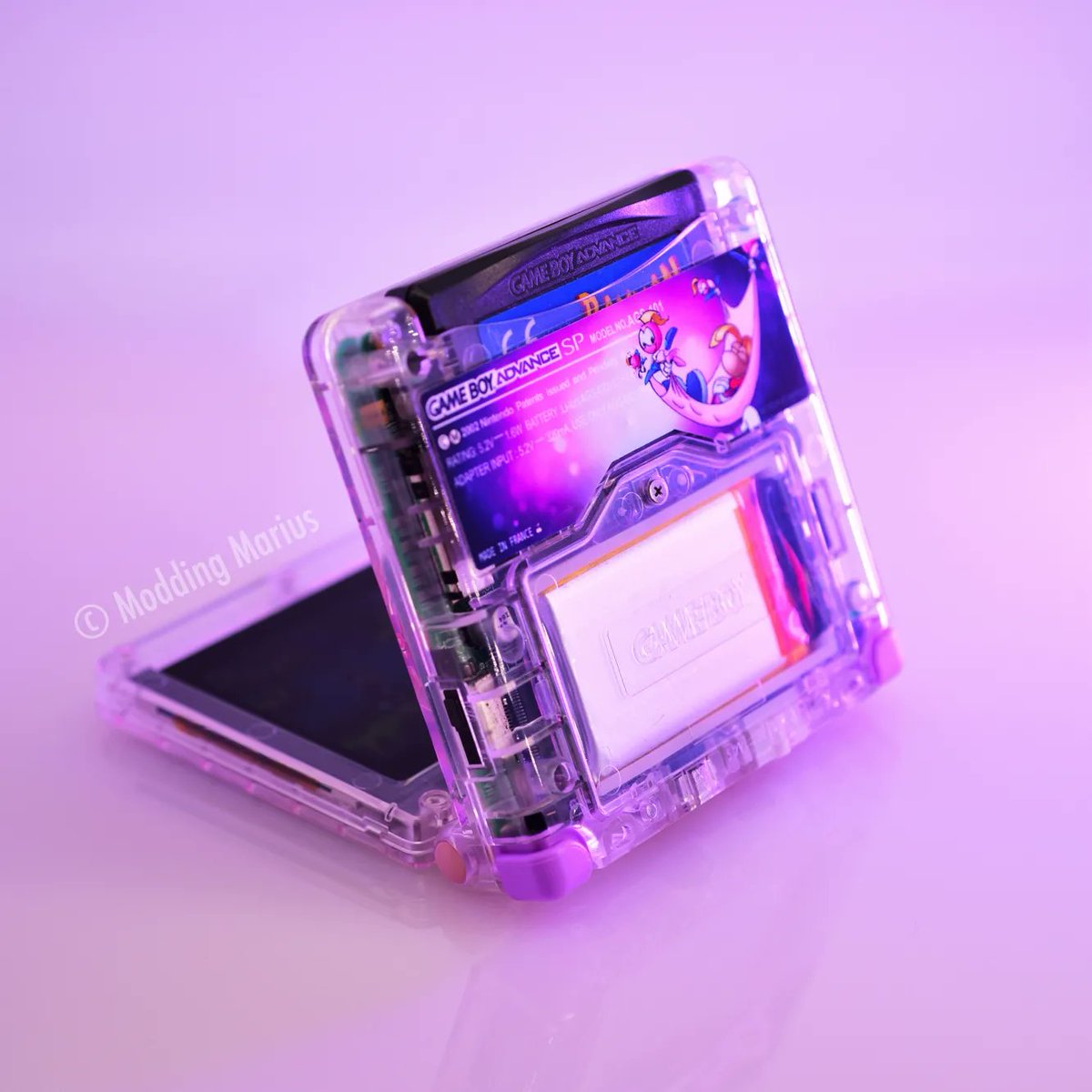 moddingmarius's tweet image. Game Boy Advance SP x Rayman

Une GBA SP avec un insert &amp;amp; étiquette personnalisés pour une fan de Rayman !
Imprimés à la perfection par @SakuraRetroModd 💜

---⚙️---
- IPS 3.0 FP
- USB-C
- Batterrie Makho
- Buttons en métal de @gibeshrugspls 

👅