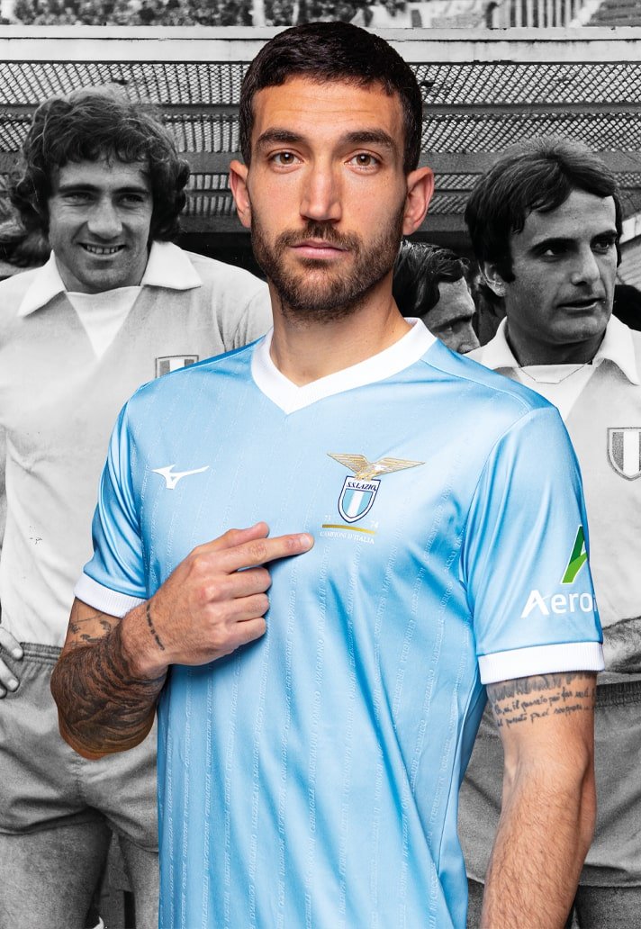 🇮🇹 La Lazio dévoile un maillot pour célébrer les 50 ans du Scudetto remporté lors de la saison 1973-1974. La tenue présente les noms de tous les joueurs qui ont participé à cet exploit.