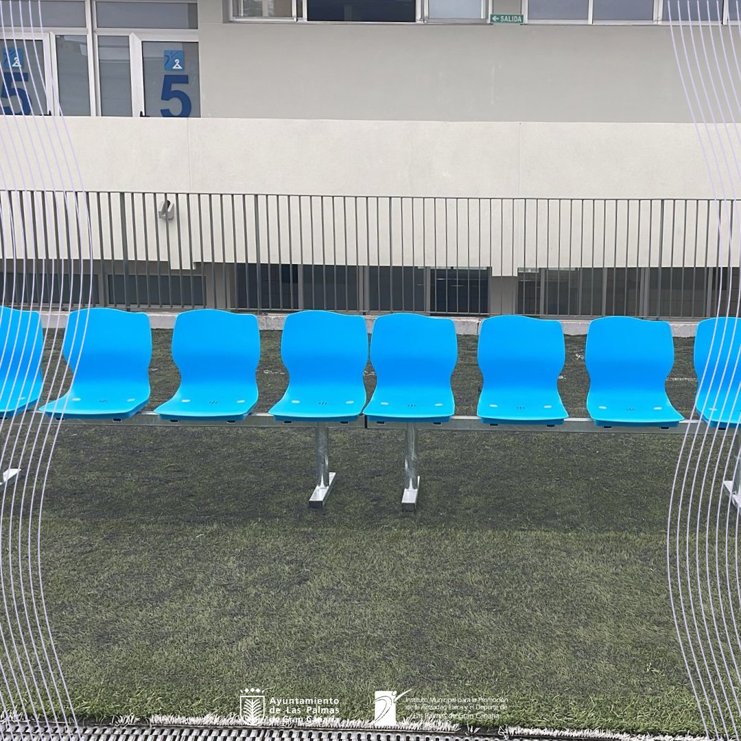 💺Los banquillos del Mundial 82 se han renovado para que entrenadores y jugadores suplentes se sientan más cómodos siguiendo los partidos de @FFLasPalmas, el @AtleticoGC y los clubes que juegan en la instalación. ✅🏟️Seguimos mejorando nuestras más de 120 espacios deportivos.