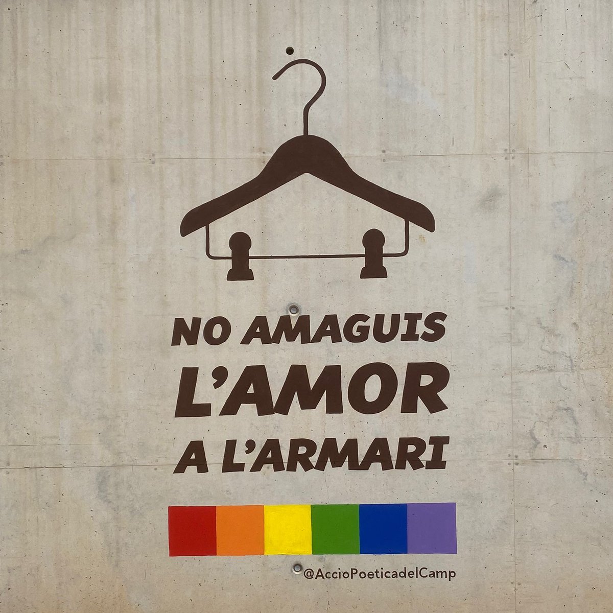 🗓️ Avui, 26 d'abril, és el Dia de la Visibilitat Lèsbica. Al Campus Sescelades de la @universitatURV hi ha pintat un mural contra la #LGBTIfòbia: «No amaguis l'amor a l'armari» 🌈 Les parets del Campus Catalunya estan descorades amb el lema: «L'amor no fa mal, l'odi sí».