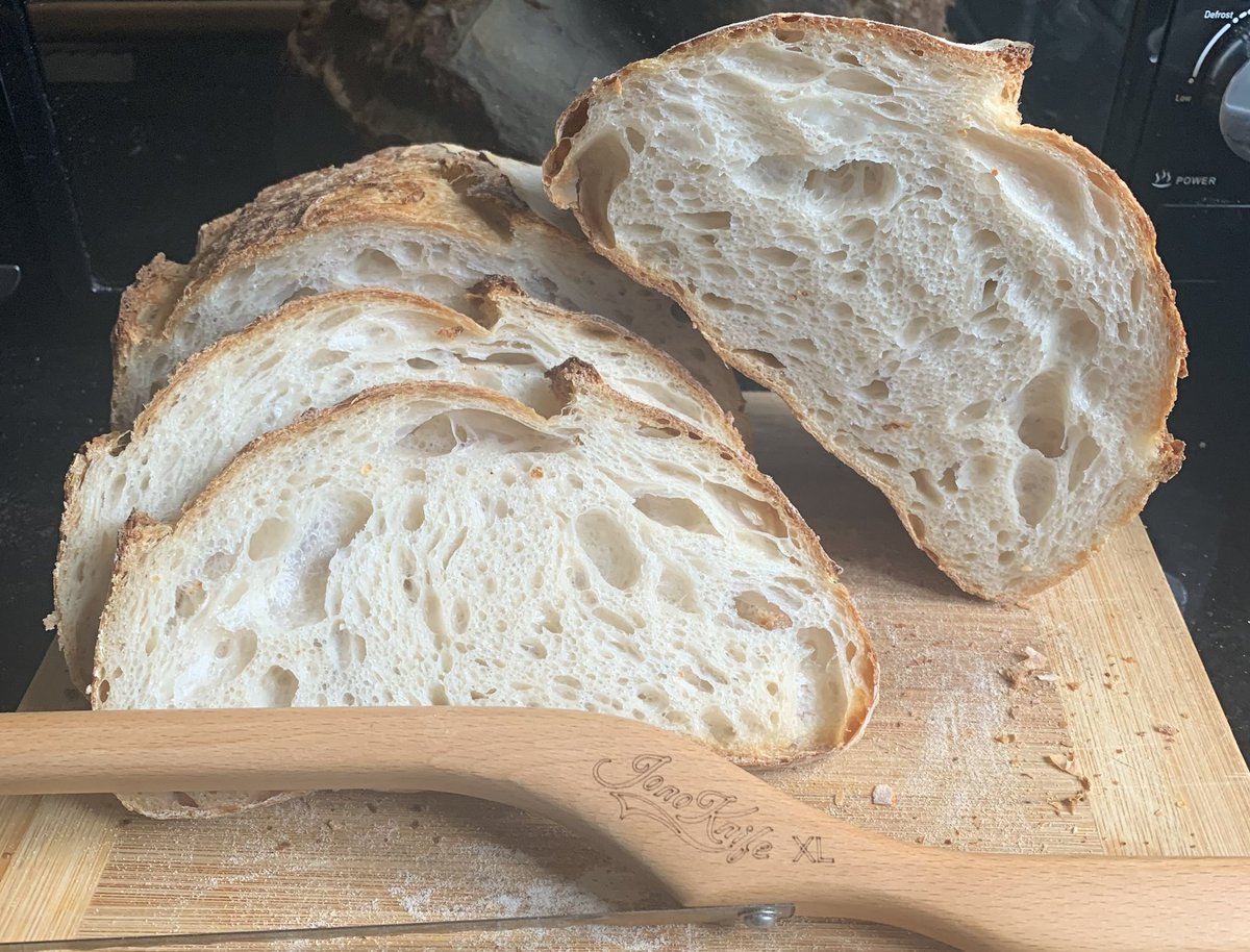 Couple of Sourdough loaves baked yesterday, to test the #bread setting on the oven. Both made with @CotswoldFlour flours and sliced with my @JonoKnife