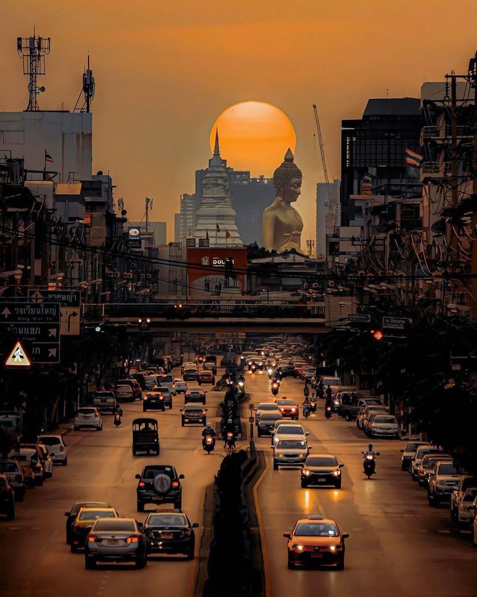 A sunset in Bangkok, Thailand 🇹🇭 🌞