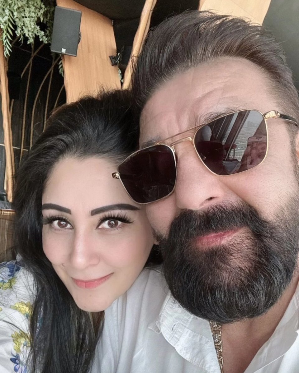 #ManyataDutt posts lovey-dovey selfies with #SanjayDutt 🤍