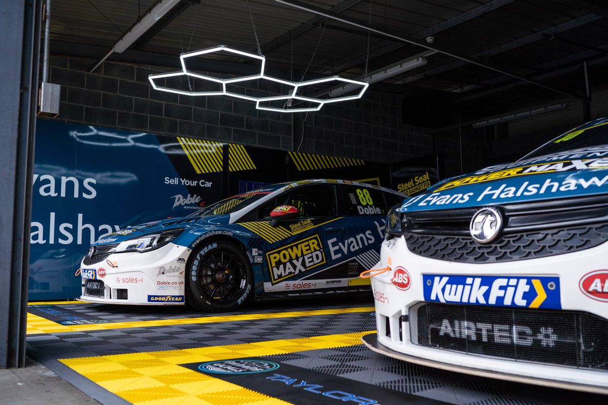 📍Arrived, set-up and ready to go at @DoningtonParkUK 

Garage is looking on point thanks to the awesome team at Garage Goals 🔥

#BTCC // #PowerMaxedRacing