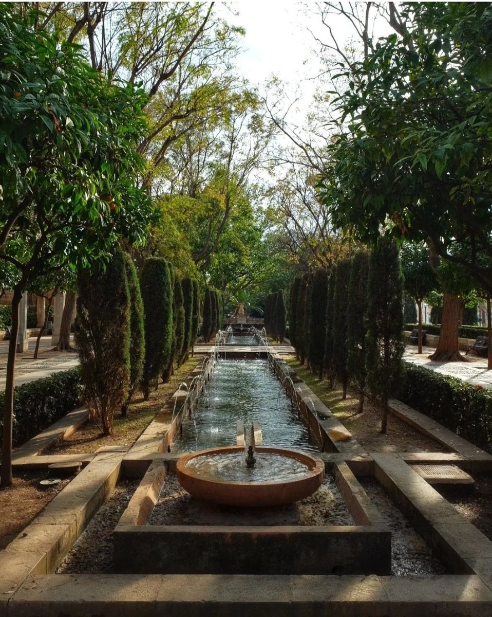 Am Fuße des Palacio de la Almudaina, nahe der Kathedrale und dem Passeig del Born, befinden sich die Gärten von S'Hort del Rei. Der ideale Ort für eine Pause während deines Spaziergangs durch Palma, mit Wasserfontänen und arabisch inspirierten Pflanzungen🥰 📷alicka.jar