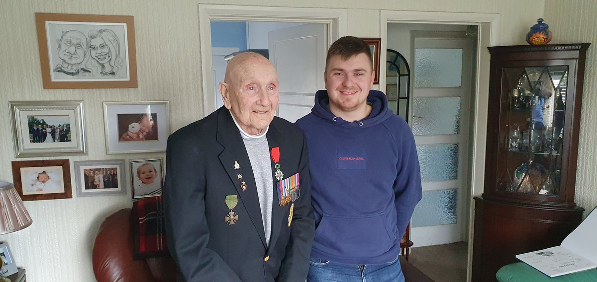 @09EA63 @surfwagen @Ben_Wesley94 @BobaFettANHSE @mr45144 @LouiseOnAir @BojsnBo @RamsesNibblick @exRAF_Al @eyupshiftyebutt @darren1man1bike @AllCharisma 3rd Scots Guards veteran, Ted Davidson, from yesterday. A visit by two young gents, keen on visiting veterans. Hearing their stories & signing their memorobilia.