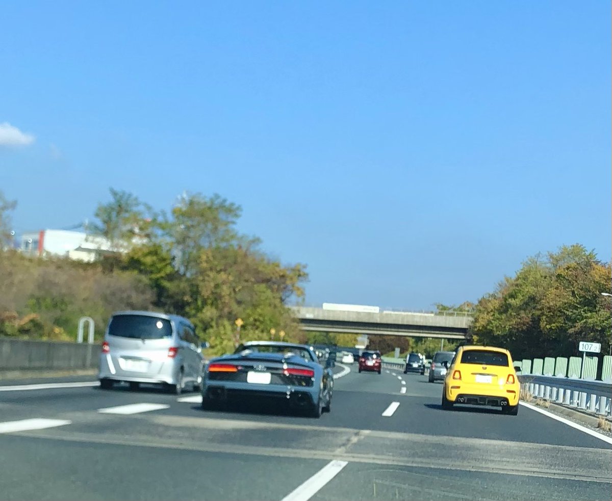 予言します。

明日から全国の高速道路の追越し車線が完封され、本来の機能を完全に失うでしょう。

高速道路を走る時は左側から

80km/h以上
100km/h以上
240km/h以上

の気持ちを忘れないようにしましょう。