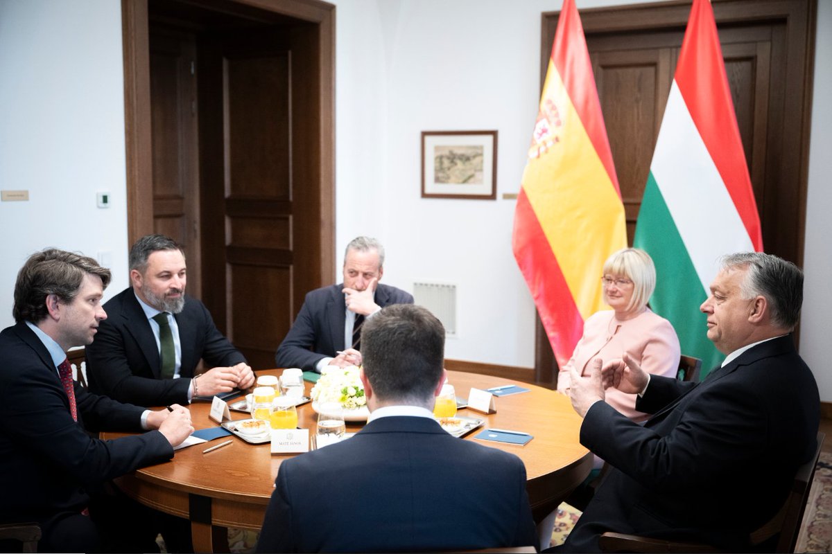 🇪🇸🤝🇭🇺 At a meeting earlier today, @PM_ViktorOrban and @Santi_ABASCAL, President of @vox_es, discussed the issue of combating illegal migration. 💡 Both parties concurred: Hungary and Spain face grave threats from the migration crisis, urging for the strongest possible measures…