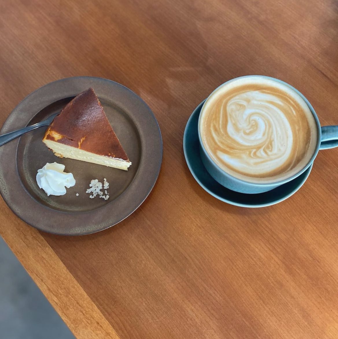 甘いもの食べたすぎてカフェ行ってきた☕

ここのバスクチーズケーキ美味しすぎた🤤
中心部分が少しレアっぽくて最高だった👍🏻

 #日常垢 #カフェ巡り