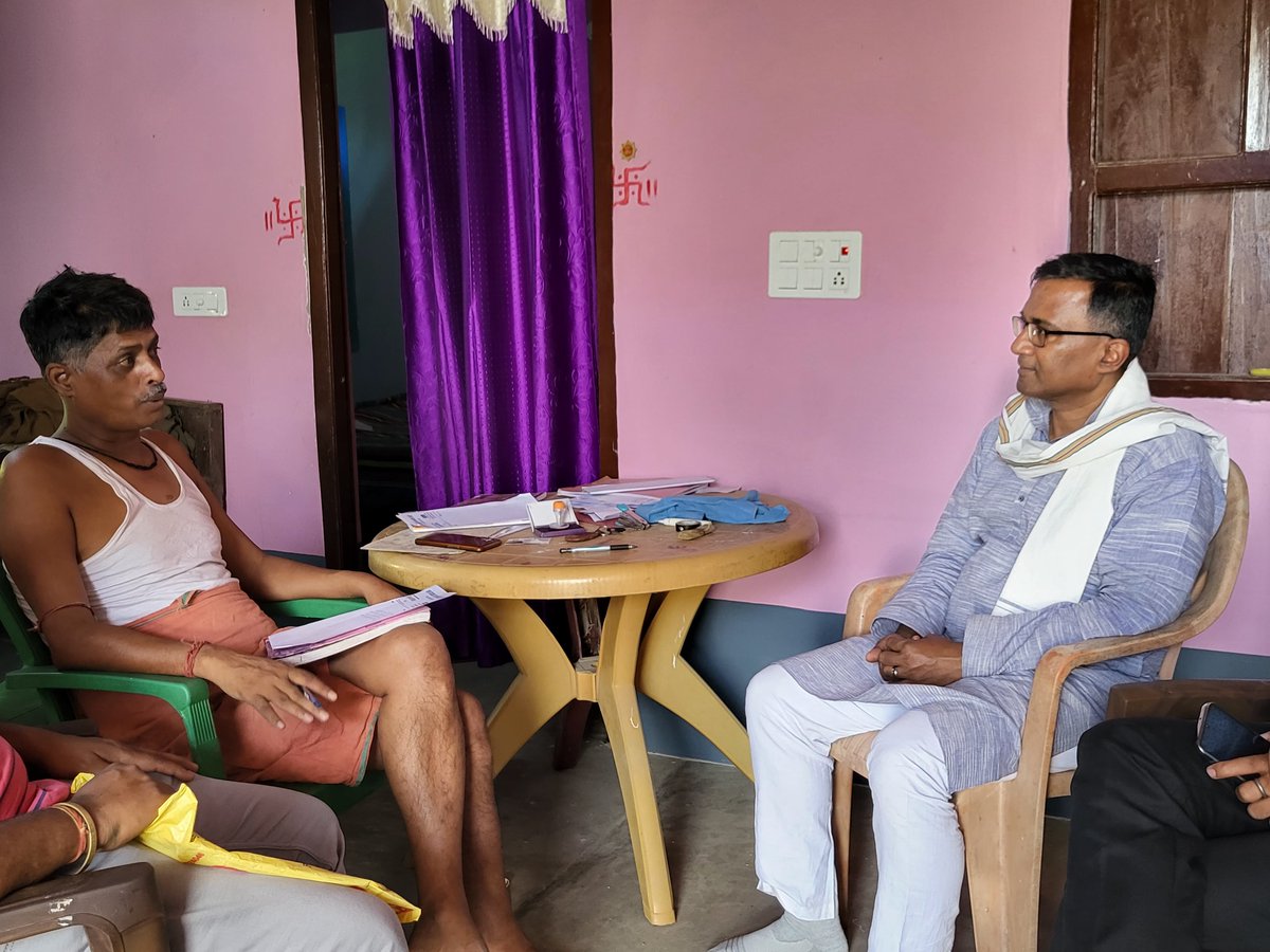 BikashKumar's tweet image. रहिका प्रखंड के ककरौल उत्तरी के मुखिया नरेंद्र कुमार चौरसिया और ककरौल दक्षिण के मुखिया मोहमद सनाउल्लाह जी से हुई मुलाकात में बदलाव  की उत्सुकता साफ़ साफ़ दिखा। लोग अब मुफ्त अनाज नहीं रोजगार की बात कर रहे है। 
#bikashkumar
#bikashkumarmadhubani
#madhubani
#LokSabha2024