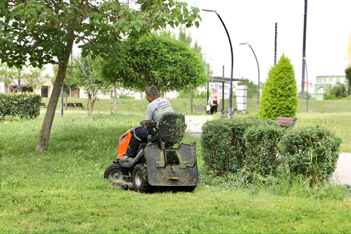 Daha güzel bir #Yüreğir için 🌿 👉 Park Bahçeler ekiplerimizin mevsimlik çim biçme, budama ve bakım çalışmaları aralıksız devam ediyor. 📍Atakent Mahallesi