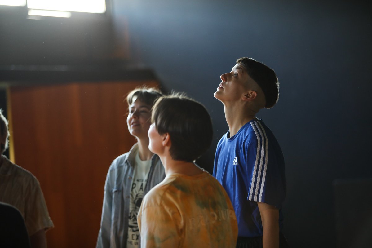 SismografOlot's tweet image. Avui, els vuit artistes del programa #VisitingArtist fan un taller amb el ballarí i coreògraf Tomeu Vergés a la Sala d’Assaig del Teatre 🙌🎭

@faberllull