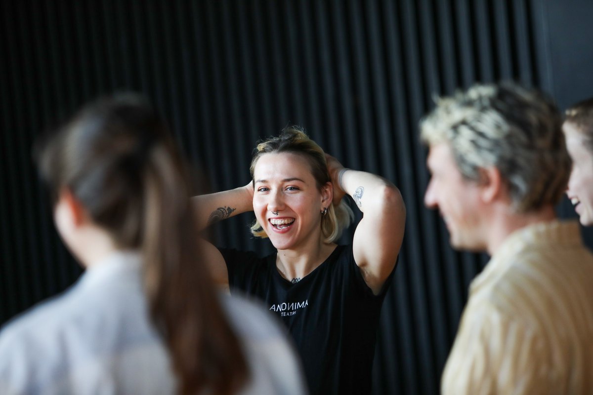 SismografOlot's tweet image. Avui, els vuit artistes del programa #VisitingArtist fan un taller amb el ballarí i coreògraf Tomeu Vergés a la Sala d’Assaig del Teatre 🙌🎭

@faberllull