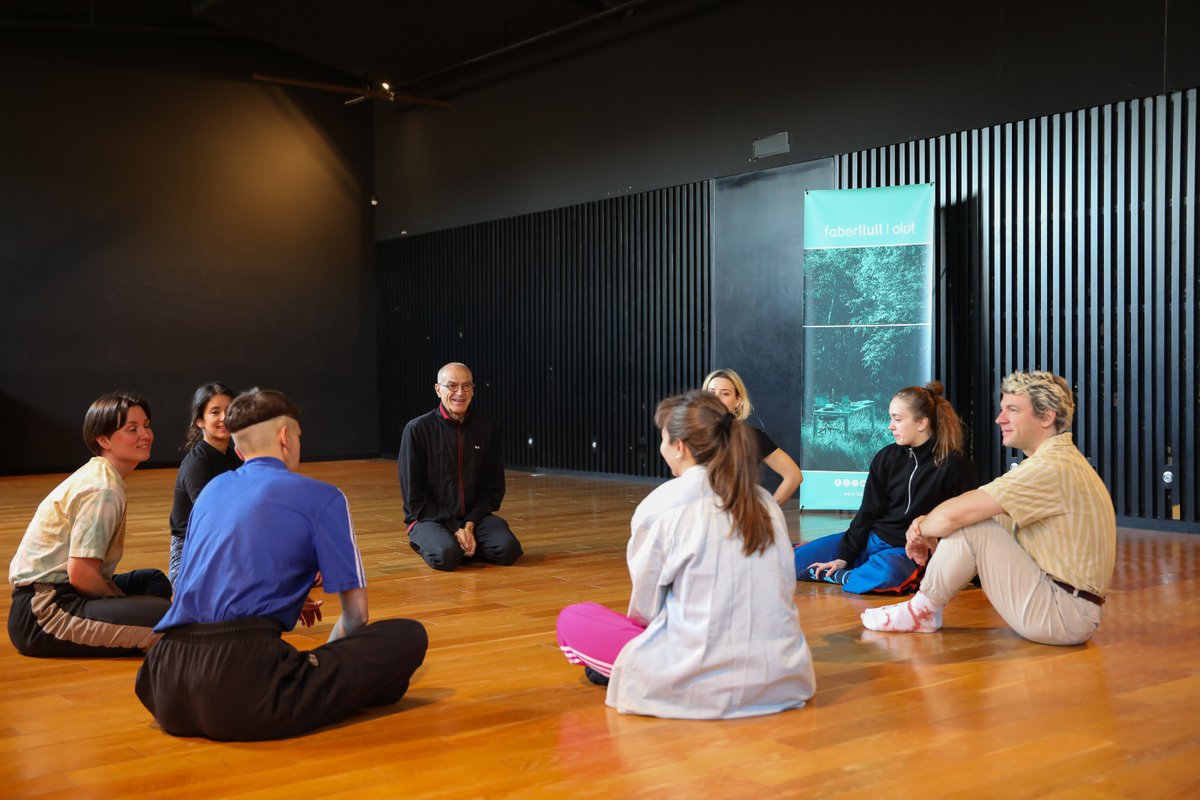 Avui, els vuit artistes del programa #VisitingArtist fan un taller amb el ballarí i coreògraf Tomeu Vergés a la Sala d’Assaig del Teatre 🙌🎭

<a href="/faberllull/">faberllull</a>