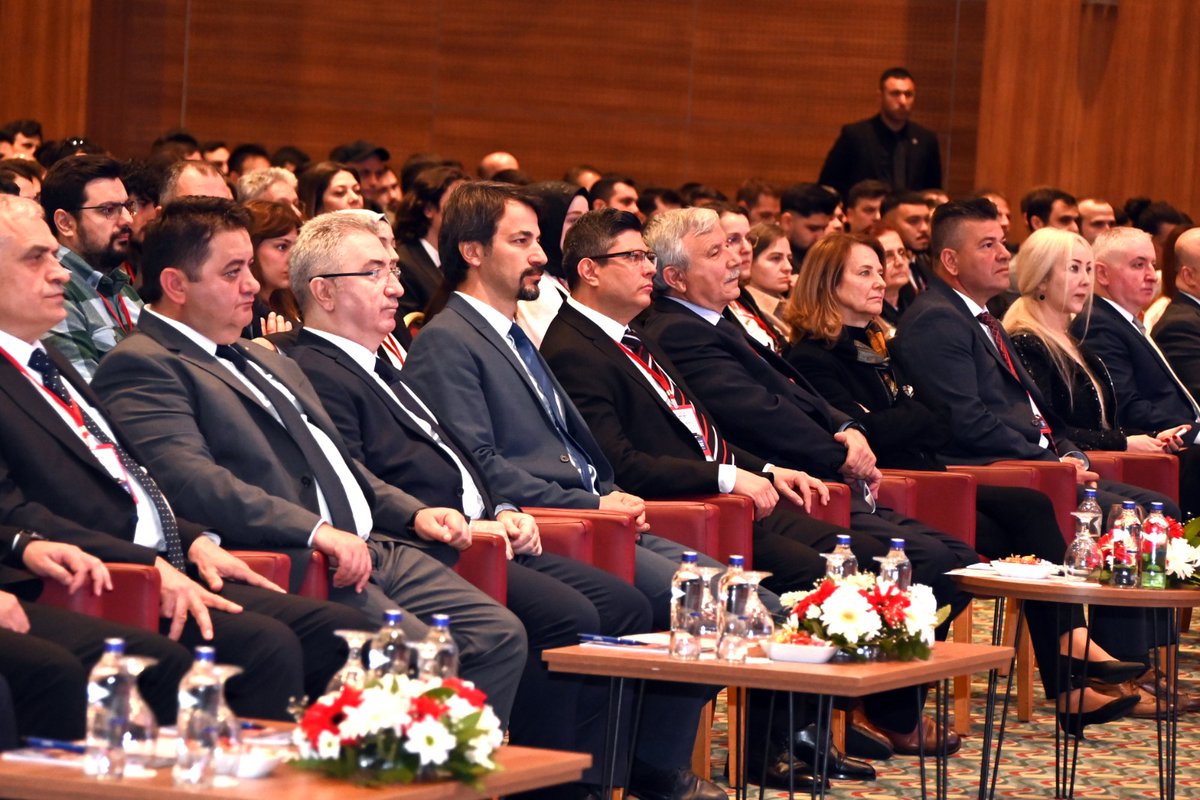 Bursa Uludağ Üniversitesi ile birlikte düzenlediğimiz Söz Çalışma Ekonomisi Öğrencilerinde 8. Akad’emek Öğrenci Kurultayı Kdz. Ereğli’deki otelimizde toplandı.