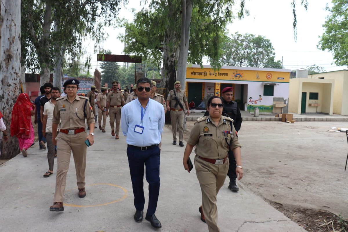 .@CP_Noida व @dmgbnagar द्वारा सेंट्रल नोएडा जोन के थाना सूरजपुर क्षेत्रांतर्गत मतदान केंद्रों का निरीक्षण कर सुरक्षा व्यवस्था का जायजा लिया गया व ड्यूटी में लगे समस्त पुलिस अधिकारी/कर्मचारी को आवश्यक दिशा-निर्देश दिये गए। @ECISVEEP