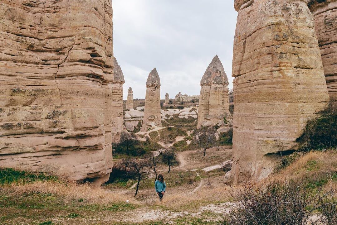 Get lost in the magical atmosphere of Cappadocia; when you walk among the fairy chimneys, you will feel like you are in a fairy tale. #Cappadocia

📸  IG: isalophotography