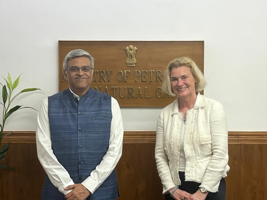 Thank you @Secretary_MoPNG @PetroleumMin for a good discussion on Norway India cooperation on the #greentransition and natural gas.

Our bilateral ties continue to grow across sectors 🇳🇴🇮🇳